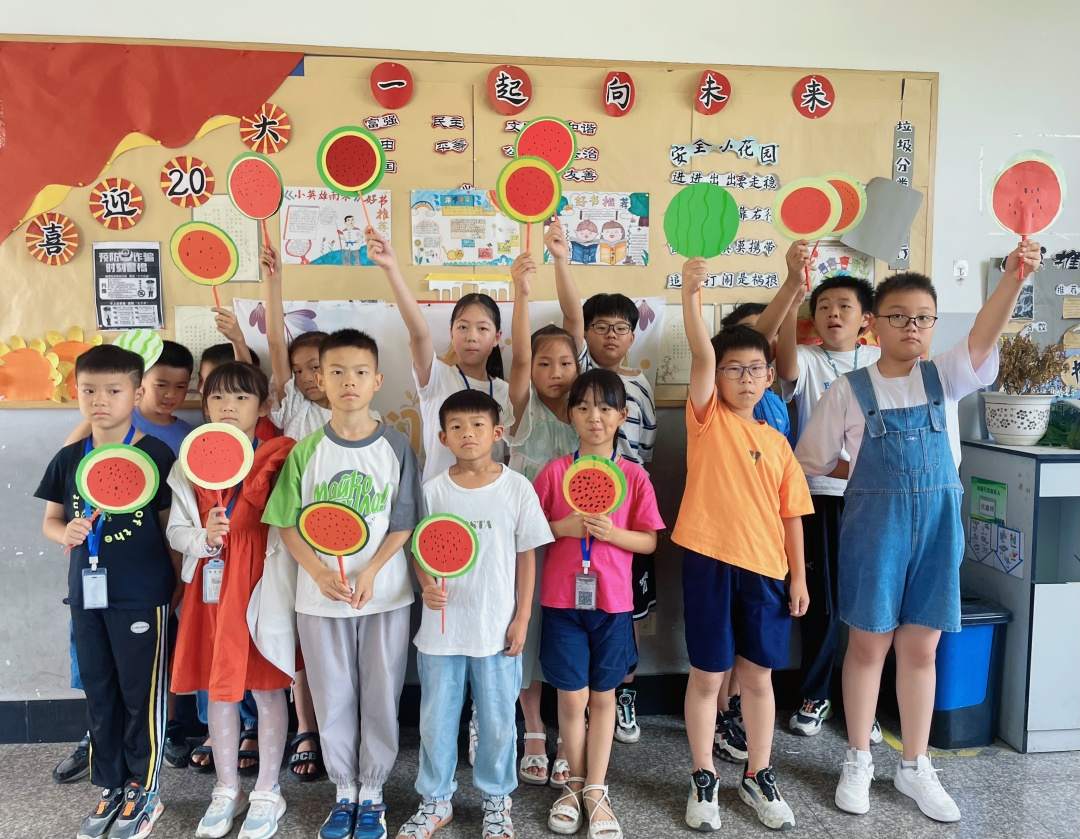 三界鎮(zhèn)中心小學(xué)暑托活動(dòng)豐富多彩 之手工制作西瓜扇.jpg