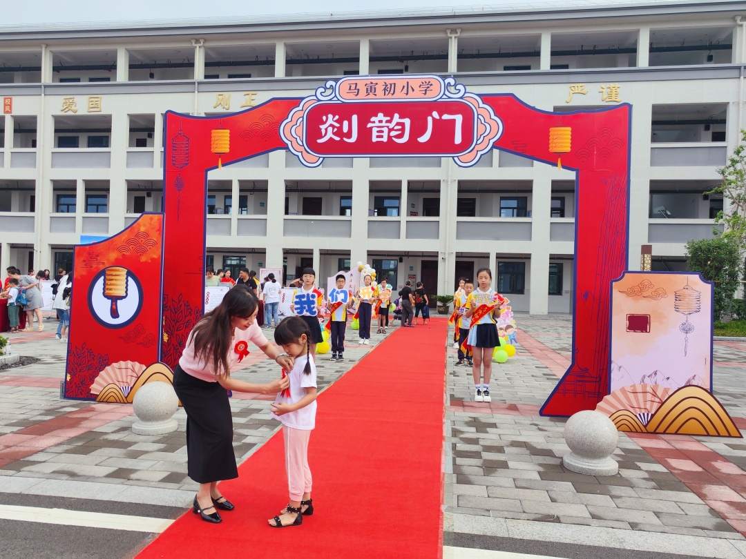 1.校長(zhǎng)佩戴?；?jpg