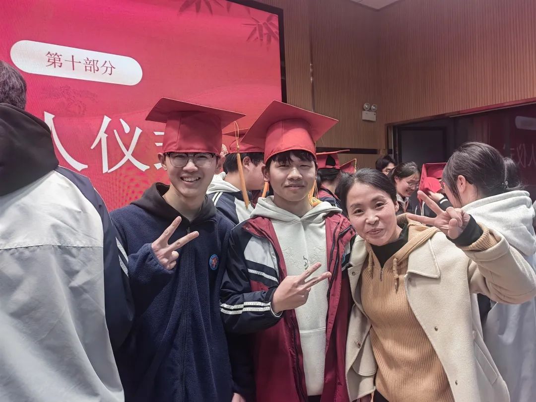 帶成人帽，送憲法.jpg