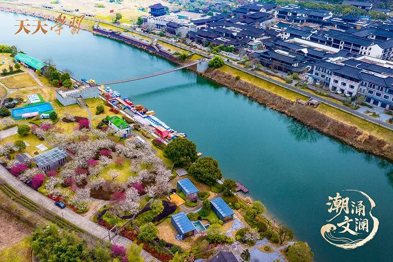 2025年2月17日，浙江紹興，嵊州市越劇小鎮(zhèn)和濕地公園梅花盛開。